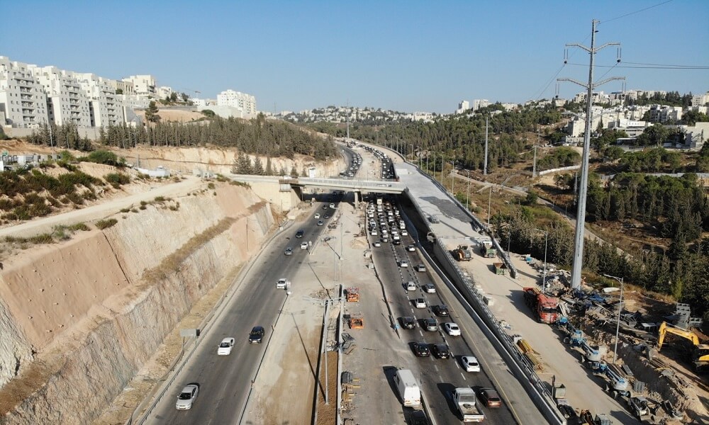 הכביש עם גשר, עצים ובניינים מסביב